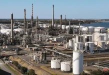 Major blaze at Australian oil refinery sparks emergency response 'Significant' fire at Australian oil refinery