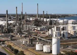 Major blaze at Australian oil refinery sparks emergency response 'Significant' fire at Australian oil refinery