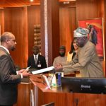 Madaxweynaha Nigeria oo warqadihii aqoonsiga ka gudoomay danjiraha Soomaaliya