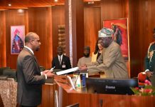 Madaxweynaha Nigeria oo warqadihii aqoonsiga ka gudoomay danjiraha Soomaaliya