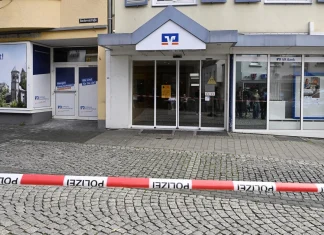Hostage standoff at German bank ends; police confirm no injuries Hostage-taking at German bank over, no injuries - police