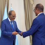 Madaxweyne Xasan oo warqadaha ka gudoomay Safiirka dalka Jabuuti