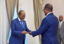 Madaxweyne Xasan oo warqadaha ka gudoomay Safiirka dalka Jabuuti