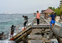 Maldives rescue teams search for Italian divers feared drowned at sea Maldives rescuers search for drowned Italian divers