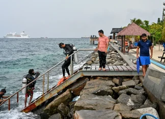 Maldives rescue teams search for Italian divers feared drowned at sea Maldives rescuers search for drowned Italian divers