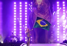 Massive crowds pack Rio beach for Shakira’s epic beachfront concert Huge crowds flock to Rio beach for Shakira mega-concert