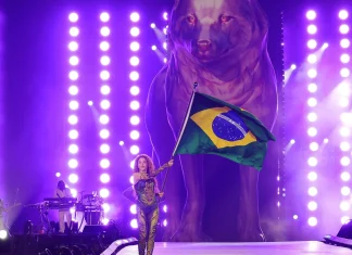 Massive crowds pack Rio beach for Shakira’s epic beachfront concert Huge crowds flock to Rio beach for Shakira mega-concert
