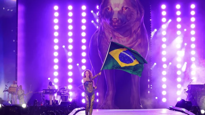 Huge crowds flock to Rio beach for Shakira mega-concert