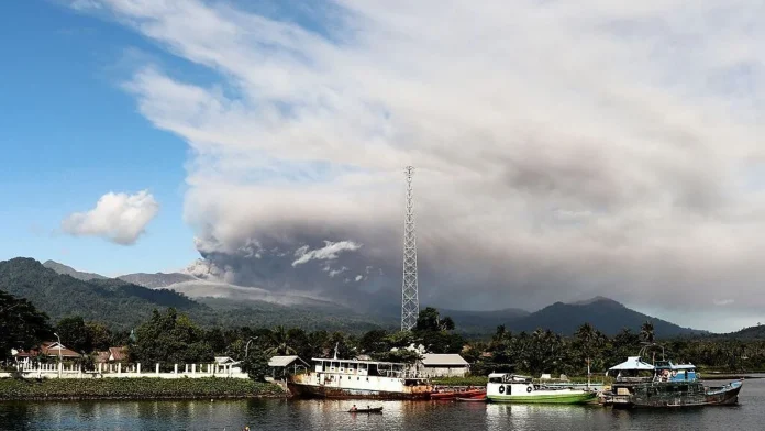 Search for three hikers after Indonesian volcano erupts