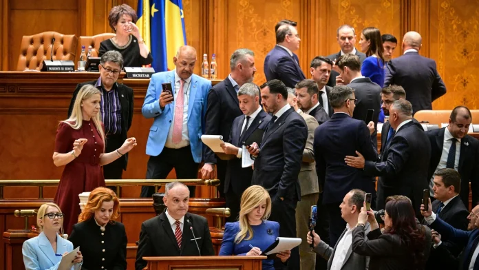 Romanian government collapses after no-confidence vote