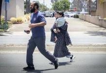 Three men killed, two suspected shooters dead in US mosque attack Three men, two suspects dead after US mosque shooting
