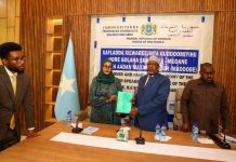 Hoggaamiyaha Koofurgalbed Aadan Madobe oo wareejiyay xilka gudoomiyaha Golaha Shacabka