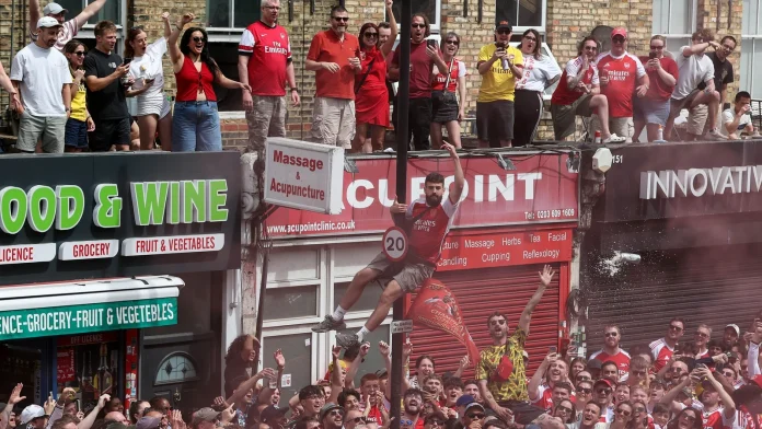 Dozens rescued from elevated platform during Arsenal’s victory parade celebration Dozens rescued from height during Arsenal victory parade