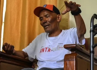 Everest survivor describes dramatic escape after being trapped on the mountain Trapped Everest survivor recounts escape