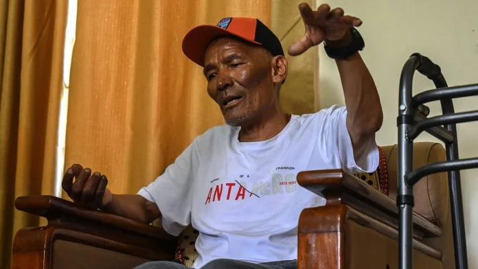 Trapped Everest survivor recounts escape