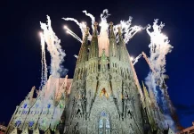 Fireworks and dazzling lights mark pope’s blessing of Barcelona’s new tower Fireworks, light show as pope blesses new Barcelona tower