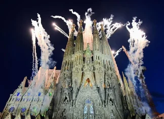 Fireworks and dazzling lights mark pope’s blessing of Barcelona’s new tower Fireworks, light show as pope blesses new Barcelona tower
