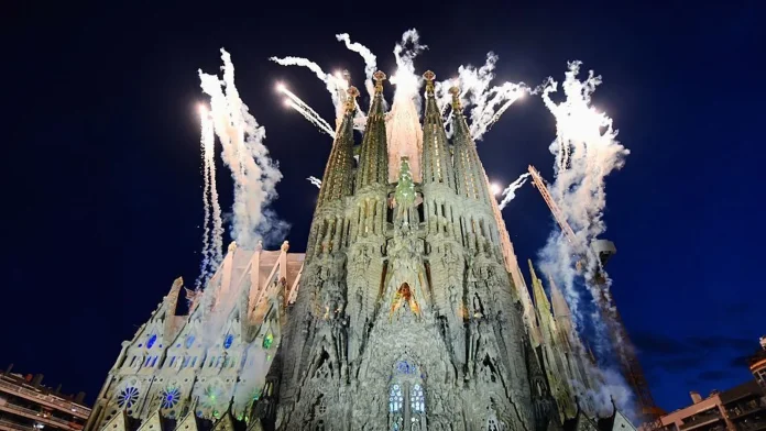 Fireworks and dazzling lights mark pope’s blessing of Barcelona’s new Fireworks, light show as pope blesses new Barcelona tower