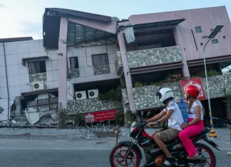 Powerful earthquake in the Philippines leaves at least 32 feared dead Powerful Philippine quake leaves at least 32 feared dead