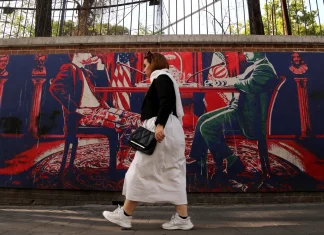 US and Iran to hold fresh talks as Tehran shuts key strait US and Iran set for new talks as Tehran closes strait