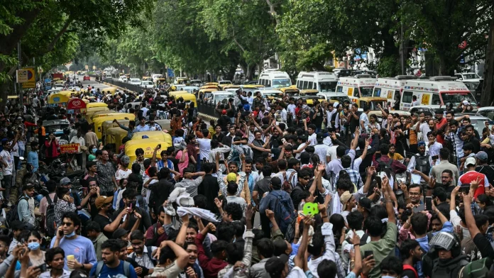 'Cockroach' protest in India to end after minister quits