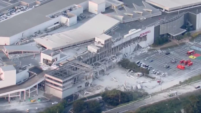 People trapped in shopping centre after Japan quake