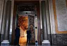 Louvre Gallery Reopens to Visitors After Thieves Targeted the Museum Louvre gallery targeted by thieves reopens to the public