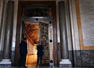 Louvre Gallery Reopens to Visitors After Thieves Targeted the Museum Louvre gallery targeted by thieves reopens to the public