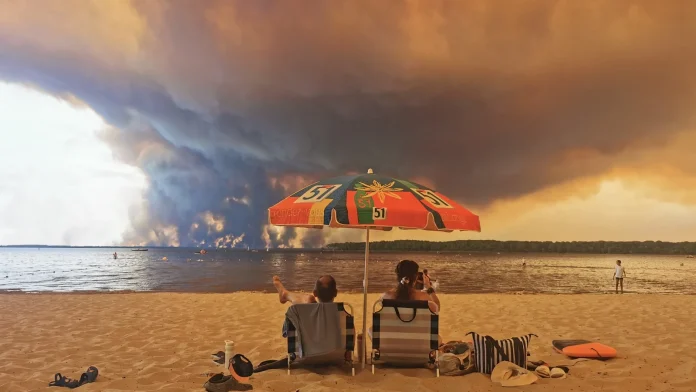 Over 200,000 forced to flee as wildfires burn across France Over 200,000 evacuated as French, Spanish fires rage