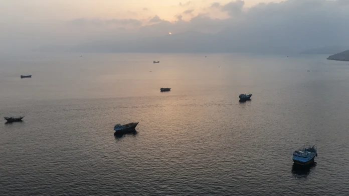 US Reimposes Iran Oil Sanctions After Tanker Attacks in Strait US restores Iran oil sanctions as tankers hit in Hormuz