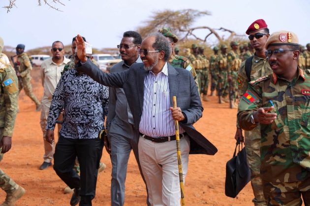 Madaxweyne Xasan Sheekh oo tababar u soo xirey ciidamo ka tirsan Xoogga Dalka