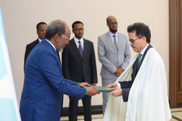 Madaxweyne Xasan oo warqadaha aqoonsiga ka guddoomay danjirayaal cusub