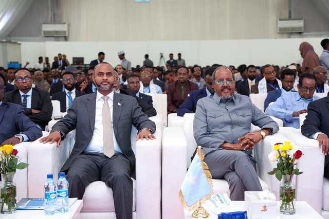 Madaxweyne Xasan Sheekh oo daahfuray Shirweynaha 1aad ee Badaha Soomaaliyeed