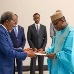 Madaxweyne Xasan oo warqadaha aqoonsiga ka guddoomay danjirayaal cusub