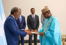 Madaxweyne Xasan oo warqadaha aqoonsiga ka guddoomay danjirayaal cusub