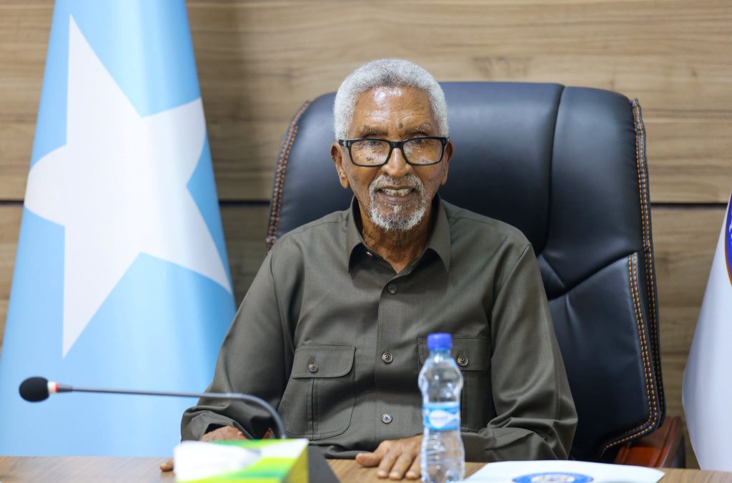 Guddoomiye Cabdi Xaashi oo shir guddoomiyay kulanka guddiga Joogtada Aqalka Sare