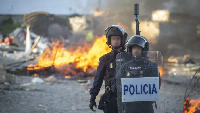 Anti-migrant demonstrators clash with police in Spain’s Ceuta enclave Anti-migrant protesters clash with police in Ceuta