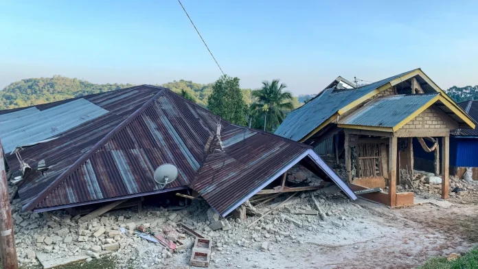 Deadly 7.7-Magnitude Earthquake in Indonesia Leaves 47 People Dead Powerful 7.7-magnitude earthquake kills 47 in Indonesia