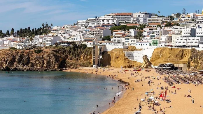Drunk Driver Injures 12 in Albufeira, According to Portuguese Police Drunk driver injures 12 in Albufeira - Portuguese police