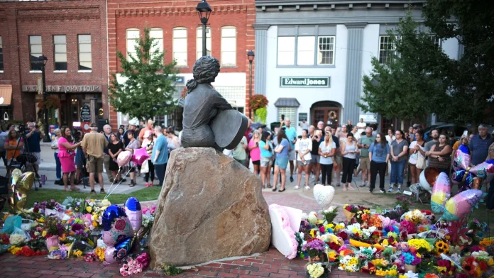 Fans and peers honor music icon Dolly Parton with heartfelt Tributes paid to music legend Parton