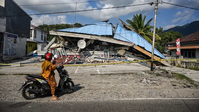 Indonesia quake kills 53, shocks hamper rescue efforts