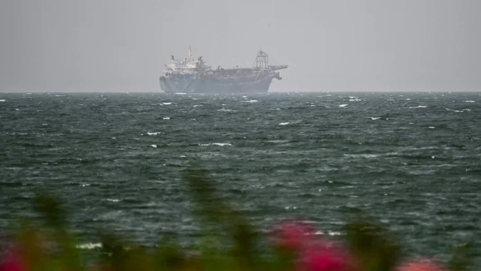 Iran and Oman near Strait of Hormuz deal, pending U.S. Iran and Oman close to Hormuz plan but await US agreement