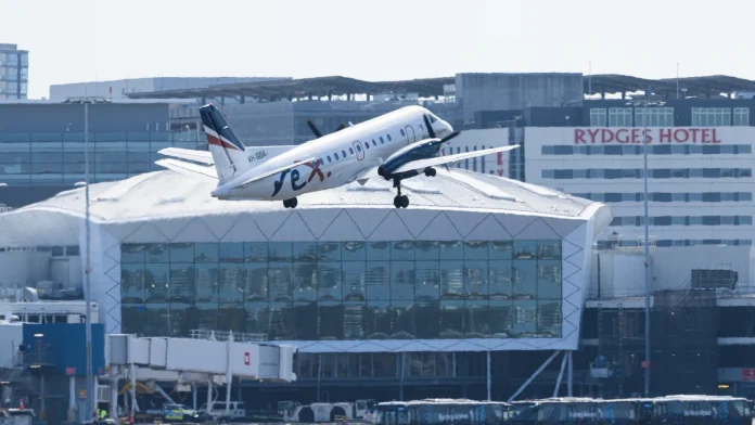 Sydney Airport near-miss sparks official investigation into potential collision 'Near collision' at Sydney Airport triggers investigation