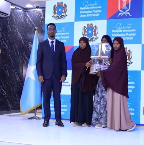 Labo gabdhood oo kaalimaha hore ka galay imtixaanka shahaadiga dugsiyada dhexe ee gobolka Banaadir
