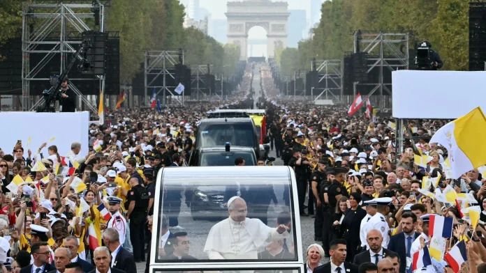 Massive crowds fill Paris streets for Pope-led open-air Mass Huge crowds gather in Paris for outdoor mass with Pope