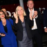 Mucaaradka Sweden ayaa hoggaanka haya farqi aad u yar iyadoo natiijada doorashadu ay tahay mid aan weli la saadaalin karin Swedish opposition's slight lead in election dead heat