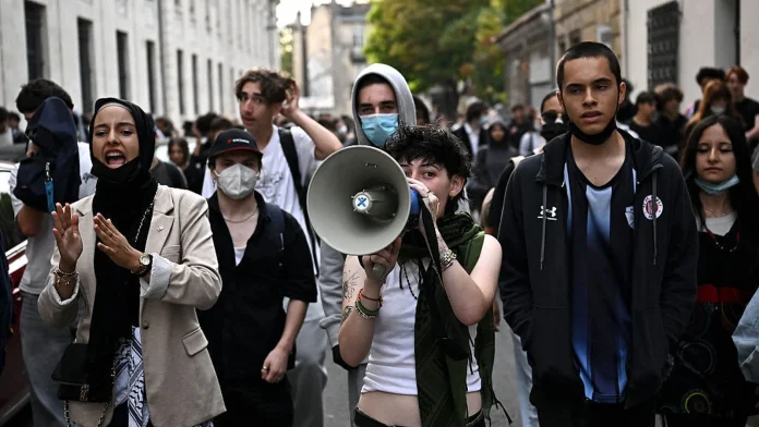 French teen loses hand as student protests continue