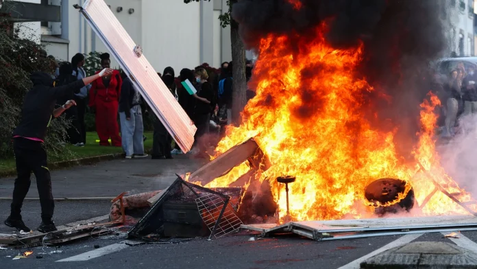 Hundreds of French High Schools Close as Protests Disrupt Classes Hundreds of French high schools shut amid protests
