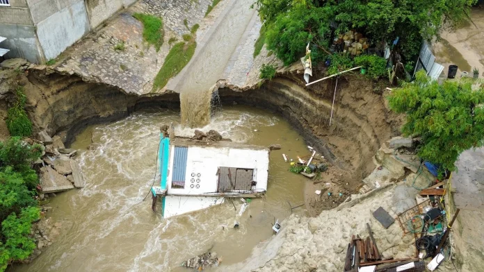 Hurricane Simon Weakens, But Heavy Rains Flood Mexico’s Coastline Rain floods Mexico's coast as Hurricane Simon weakens