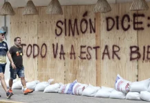 Hurricane Simon intensifies while approaching Mexico’s western coastline Hurricane Simon strengthens as it nears western Mexico